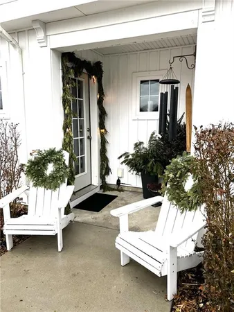 a view of entryway with patio