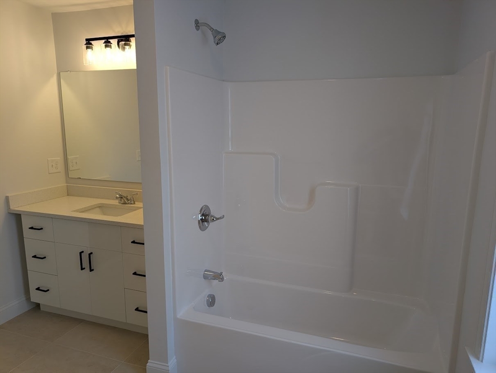 778 Main Street, Unit 6 Leicester, MA 01524 - Photo 19 of 39 a bathroom with a bathtub