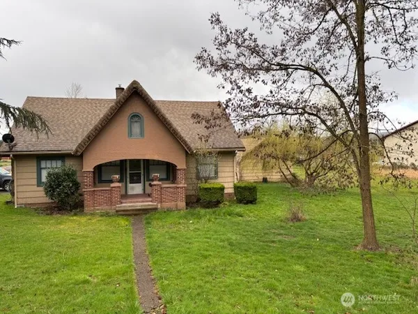 a view of a house with a yard