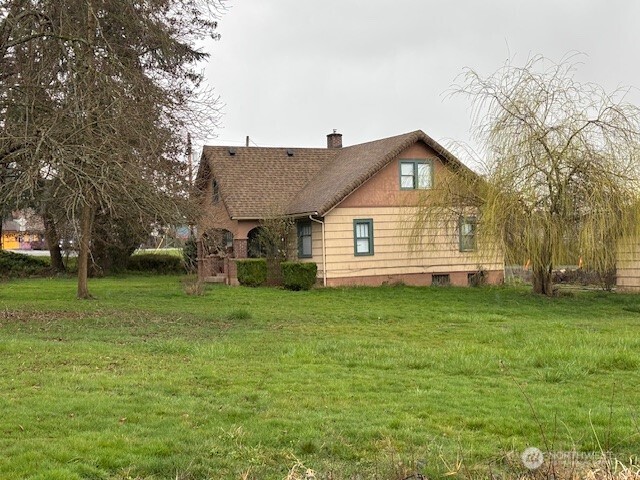1887 South Market Boulevard Chehalis, WA 98532 - Photo 7 of 16 a front view of a house with a garden