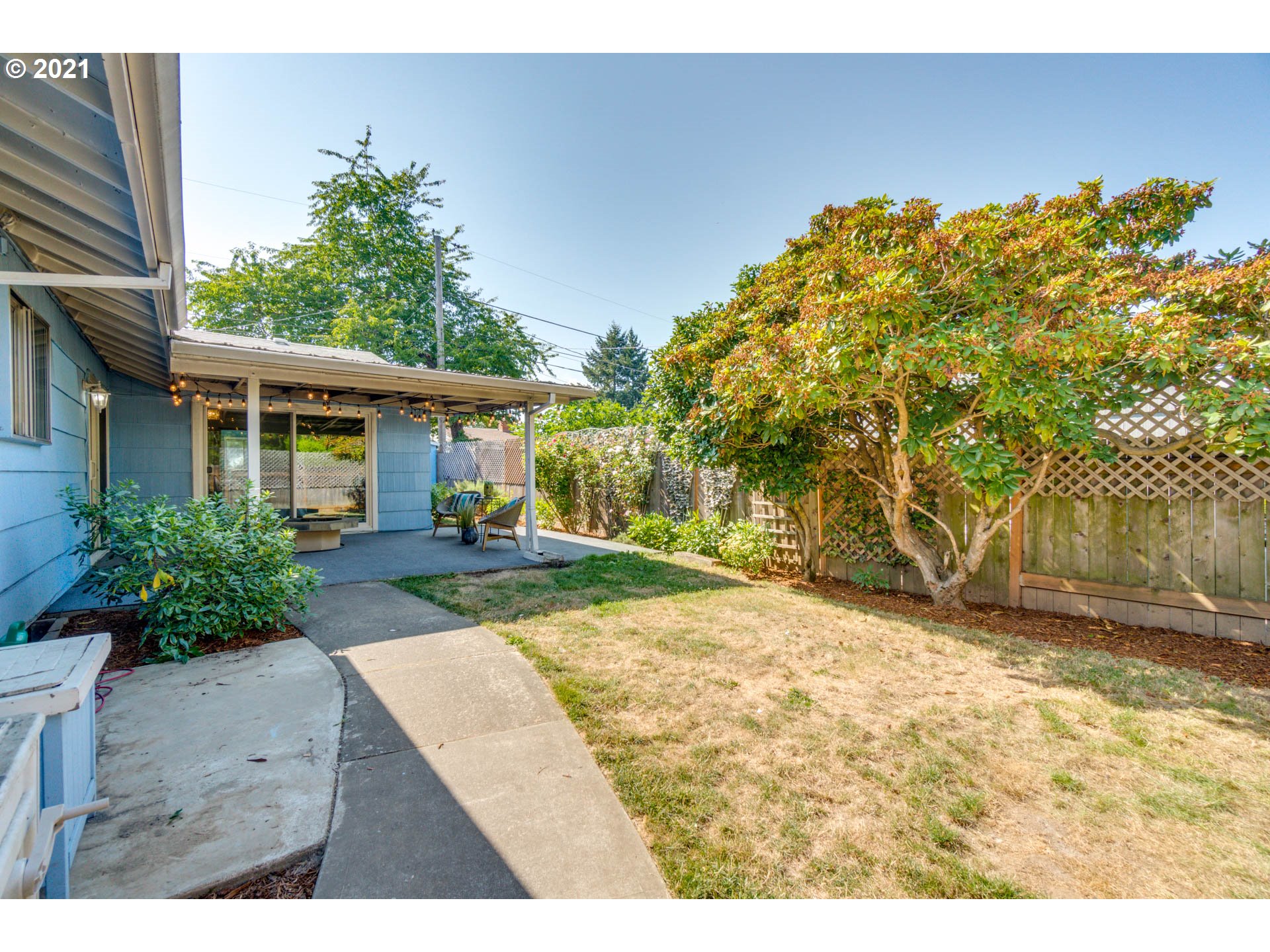11555 Southwest Denney Road Beaverton, OR 97008 - Photo 25 of 28 a view of a backyard with plants and palm tree