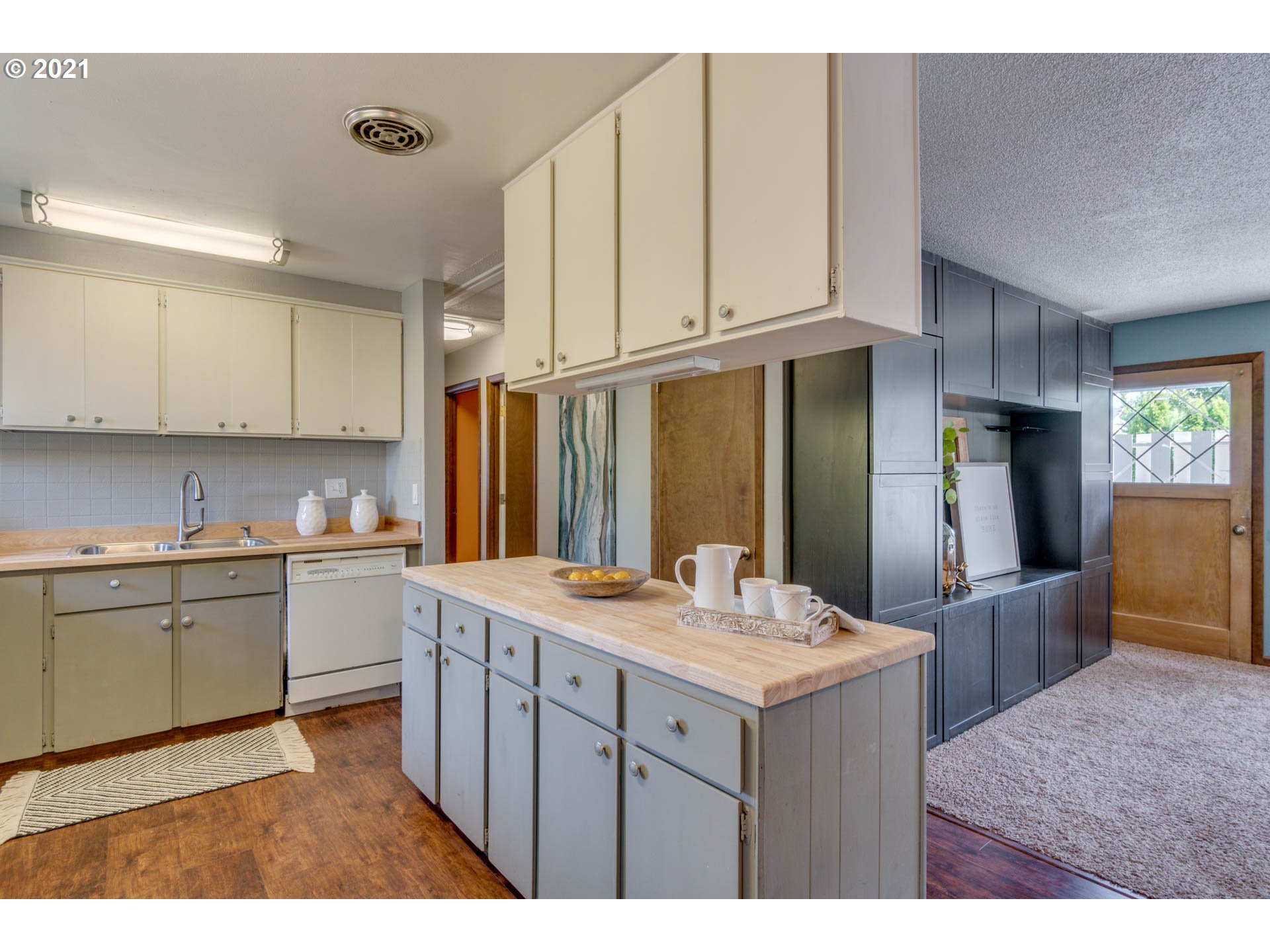 11555 Southwest Denney Road Beaverton, OR 97008 - Photo 9 of 28 a kitchen with cabinets appliances and a counter