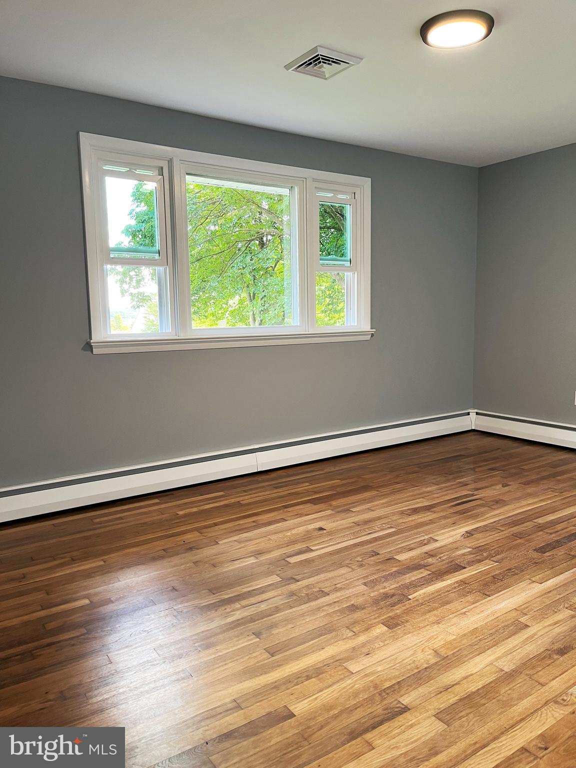 910 Spring City Road Phoenixville, PA 19460 - Photo 21 of 35 Giant 2nd Bedroom