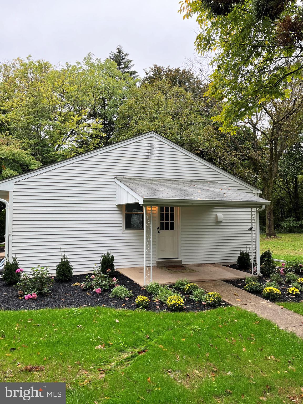 910 Spring City Road Phoenixville, PA 19460 - Photo 4 of 35