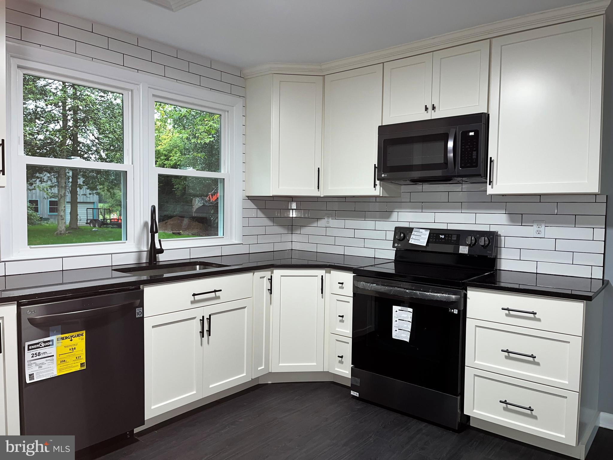 910 Spring City Road Phoenixville, PA 19460 - Photo 9 of 35 Brand New Kitchen