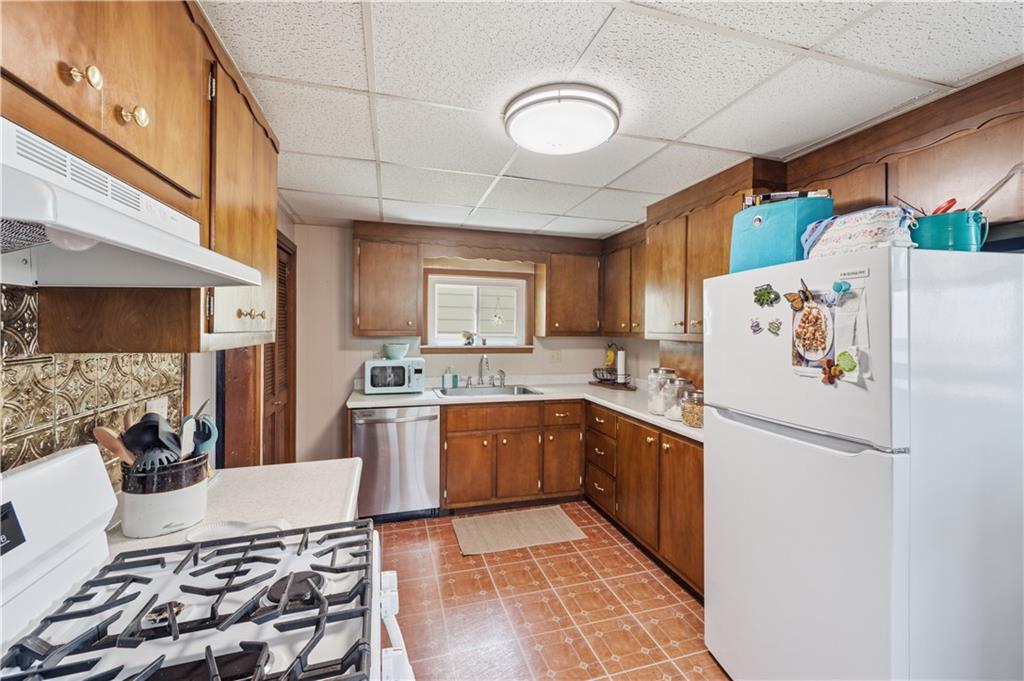 161 James Street Springdale, PA 15144 - Photo 11 of 26 Kitchen