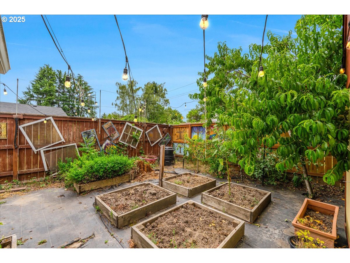 719 South Chehalem Street Newberg, OR 97132 - Photo 22 of 27 an outdoor space with patio