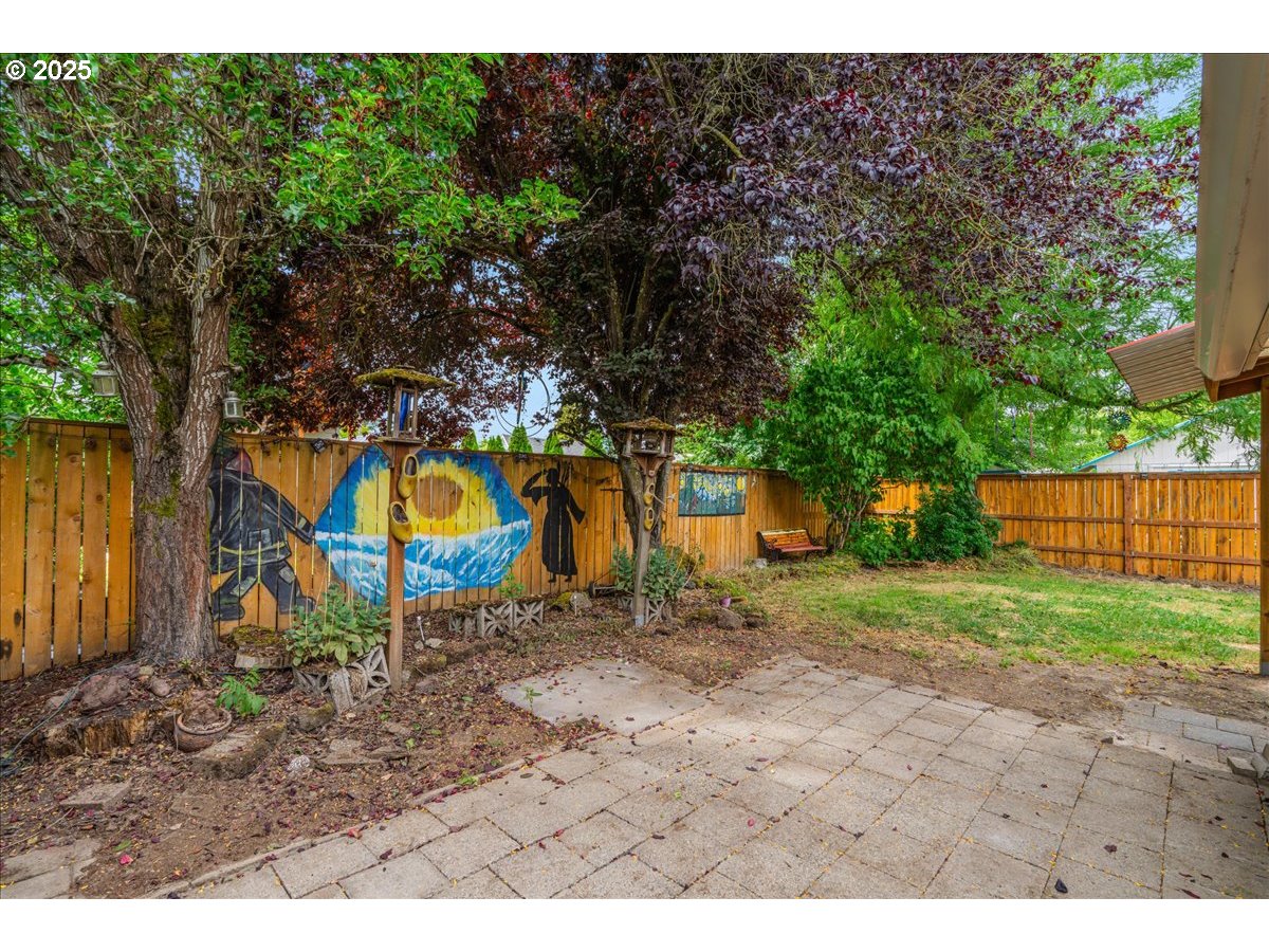 719 South Chehalem Street Newberg, OR 97132 - Photo 24 of 27 a backyard of a house with barbeque oven table and chairs