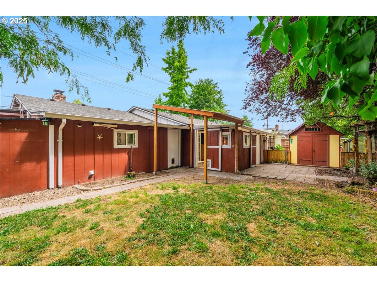 719 South Chehalem Street Newberg, OR 97132 - Photo 26 of 27 a front view of a house with a yard