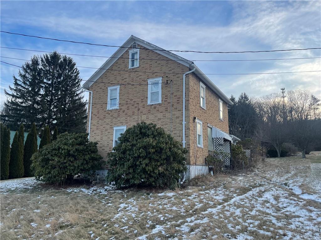 25 Gay Street Salisbury, PA 15558 - Photo 1 of 13 a front view of a house with garden