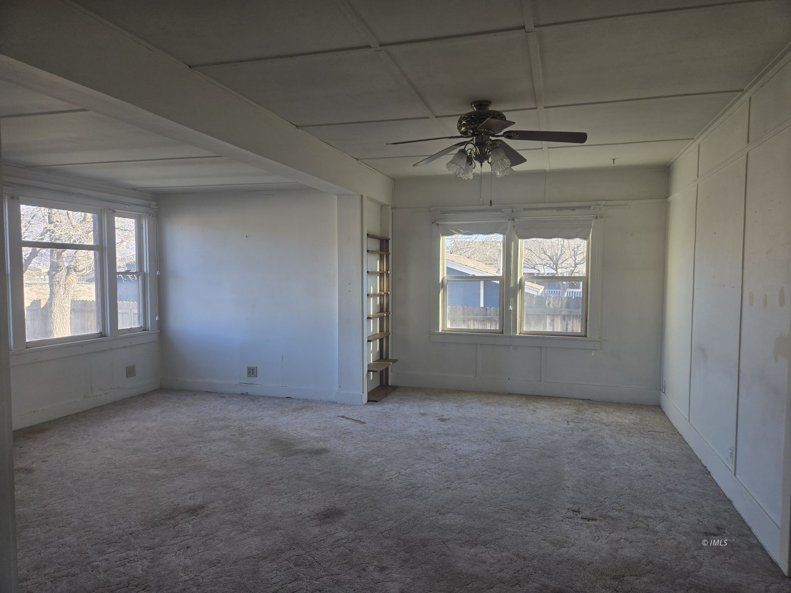 507 South Edwards Street Independence, CA 93526 - Photo 3 of 11 Living Room