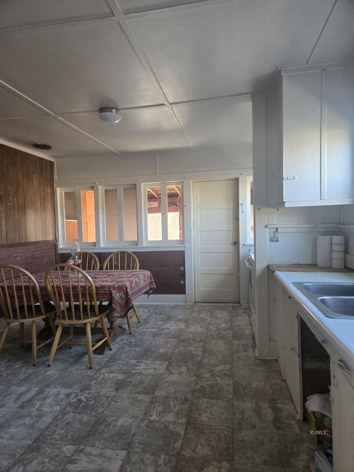 507 South Edwards Street Independence, CA 93526 - Photo 4 of 11 Kitchen