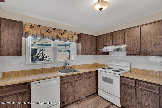28 Churchill Road, Unit 71 Whiting, NJ 08759 - Photo 14 of 28 Kitchen