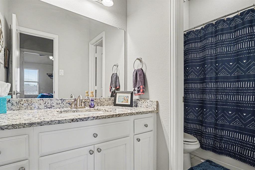 415 Silver Spur Trail Rockwall, TX 75032 - Photo 31 of 40 a bathroom with a sink and a mirror