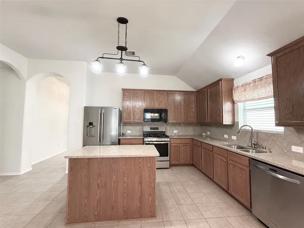 $2,100 | 24810 Lazy Tee Lane, Tomball, TX 77375