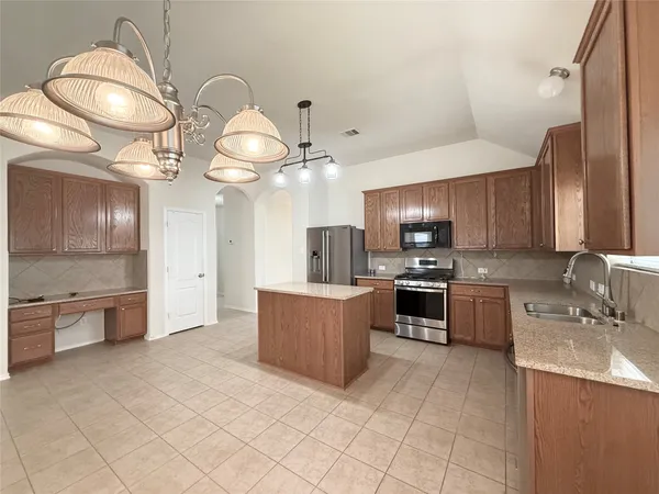 $2,100 | 24810 Lazy Tee Lane, Tomball, TX 77375