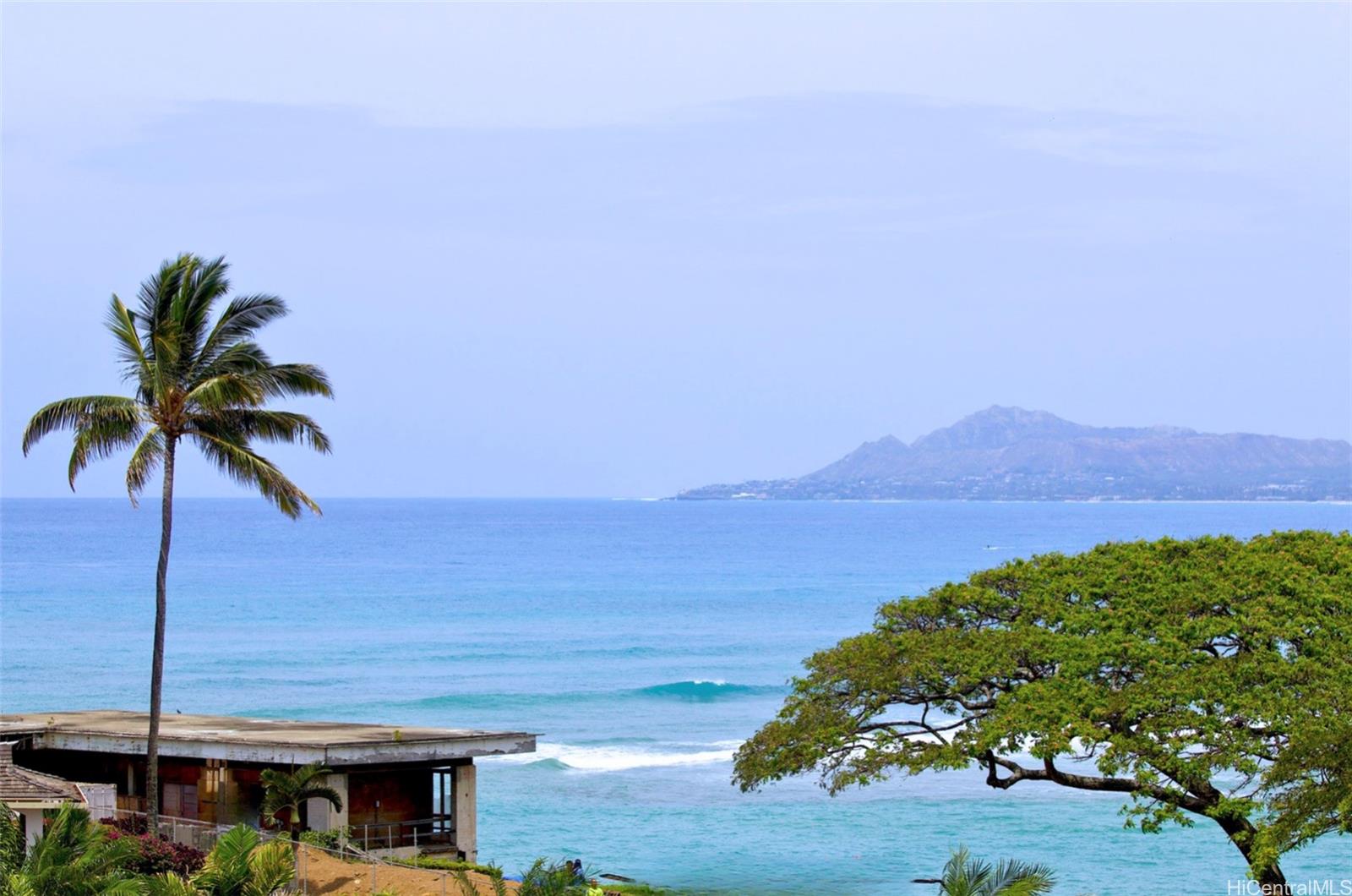 532 Portlock Road Honolulu, HI 96825 - Photo 5 of 25 a view of a terrace with a lake