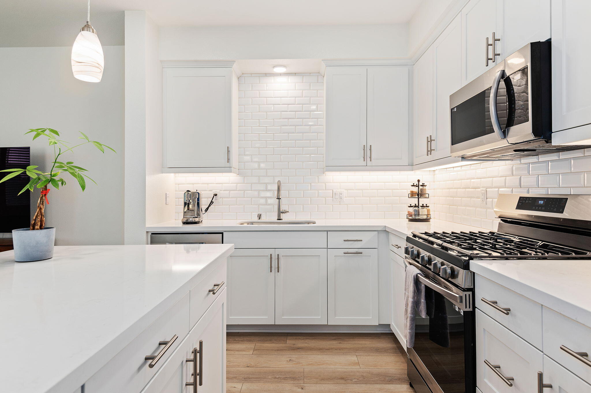 647 Winchester Drive Oxnard, CA 93036 - Photo 11 of 33 Kitchen