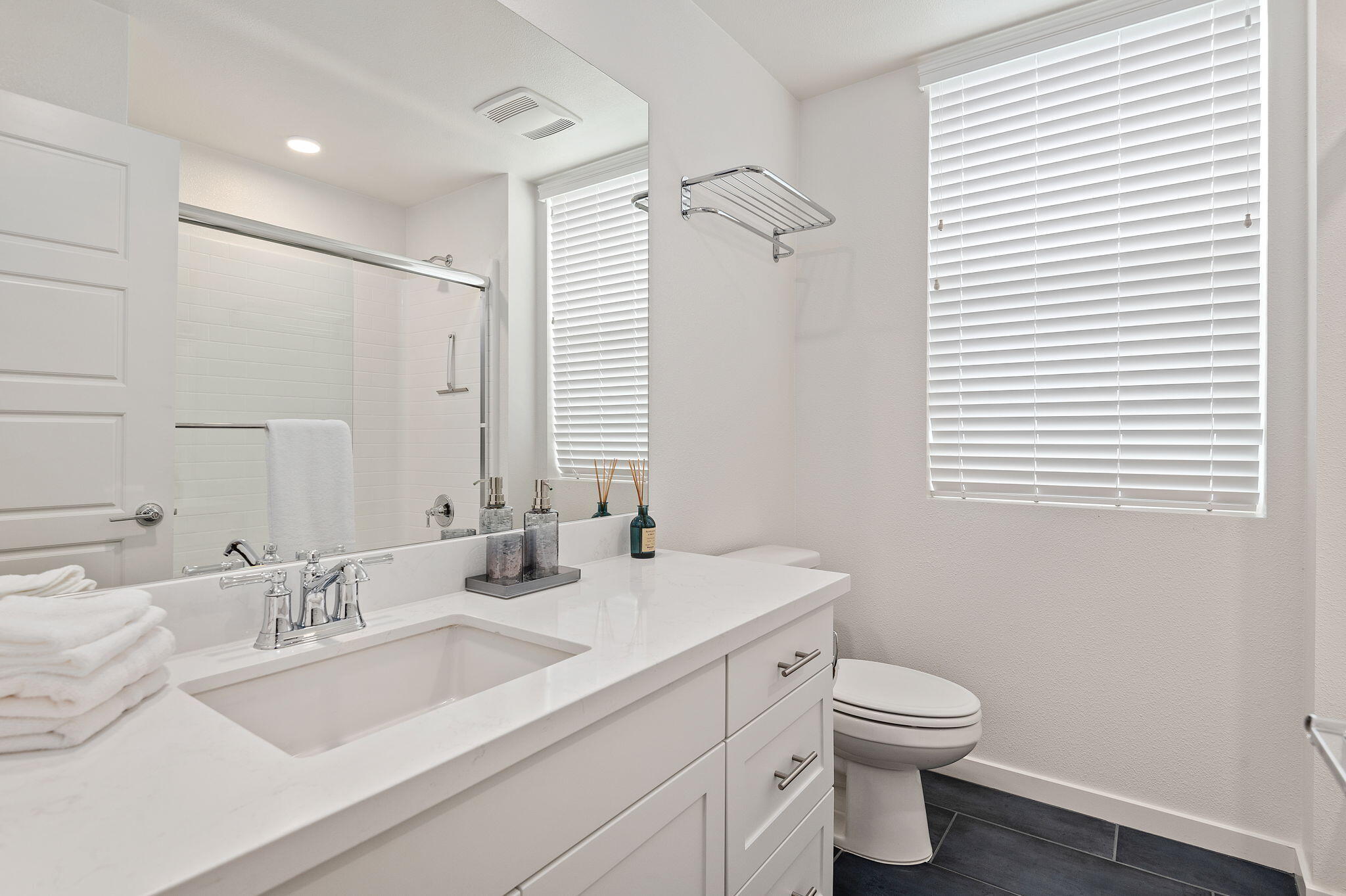 647 Winchester Drive Oxnard, CA 93036 - Photo 20 of 33 Bathroom 2