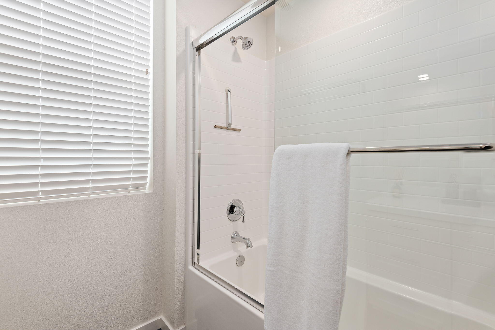 647 Winchester Drive Oxnard, CA 93036 - Photo 21 of 33 Bathroom 2