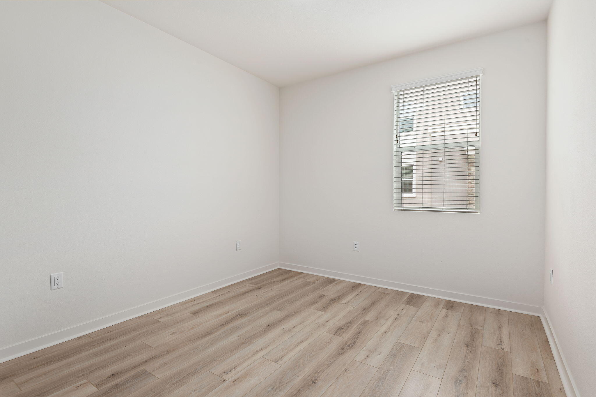 647 Winchester Drive Oxnard, CA 93036 - Photo 22 of 33 Bedroom 3