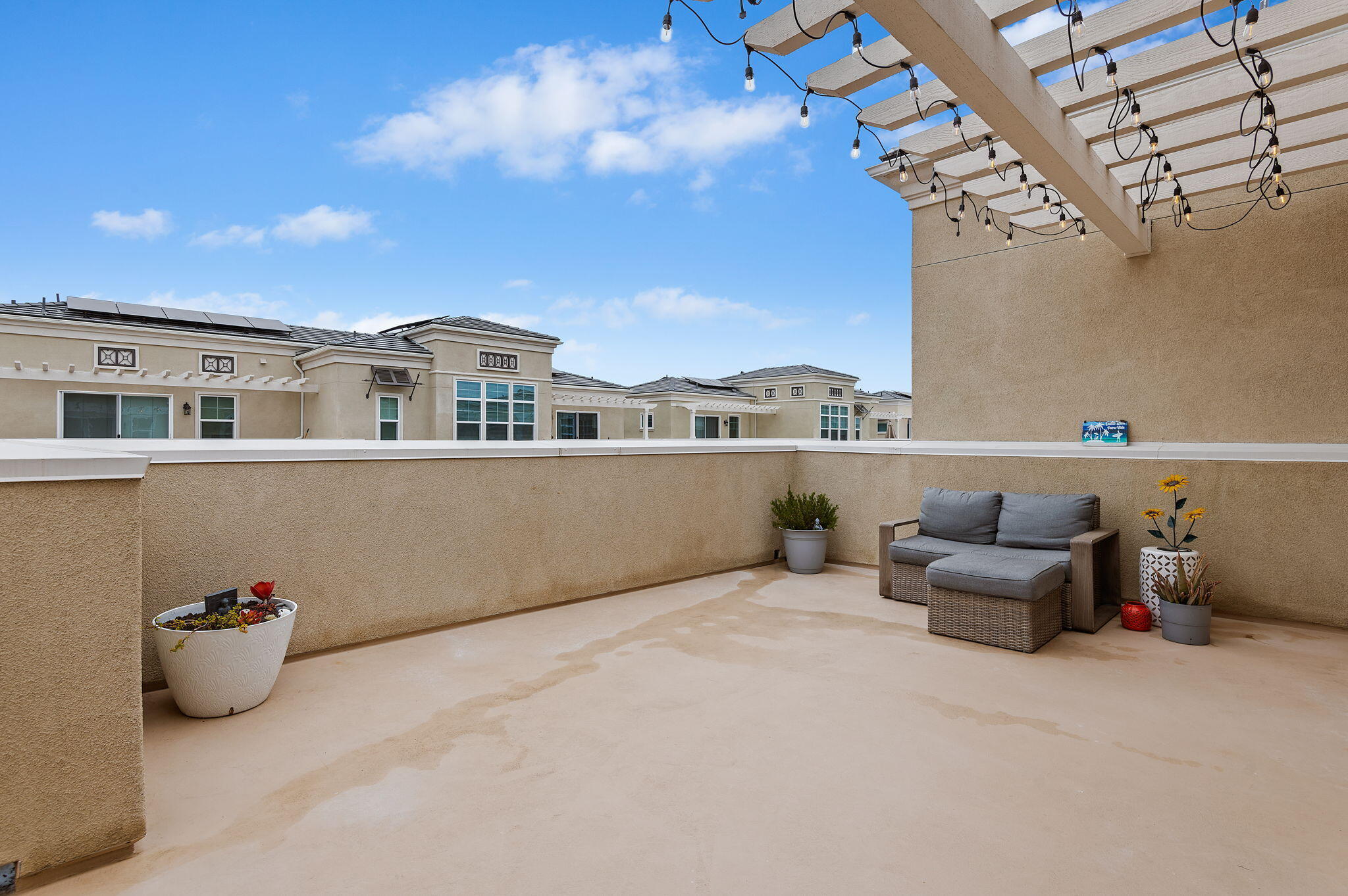 647 Winchester Drive Oxnard, CA 93036 - Photo 28 of 33 Deck