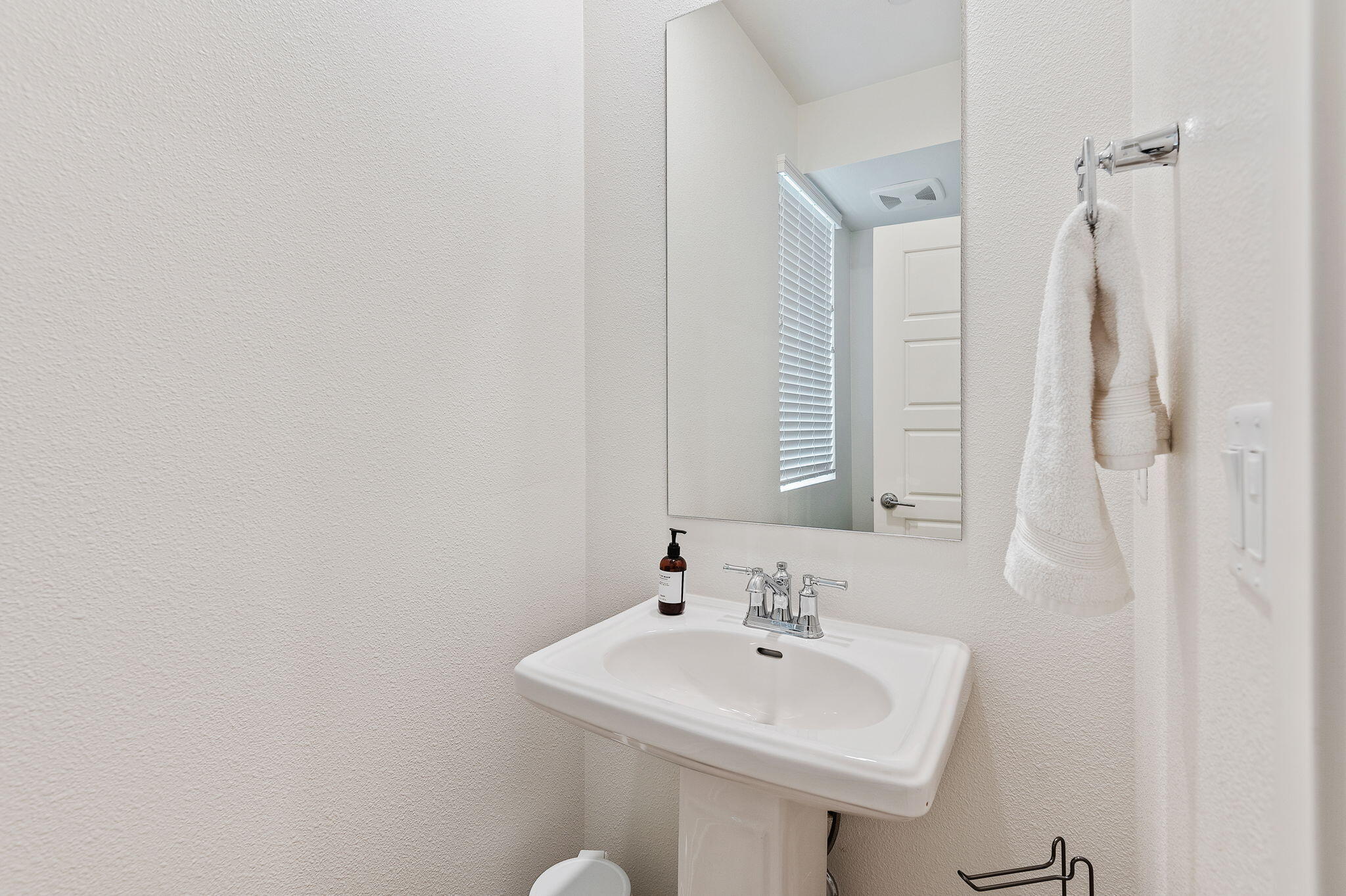 647 Winchester Drive Oxnard, CA 93036 - Photo 31 of 33 Powder Room