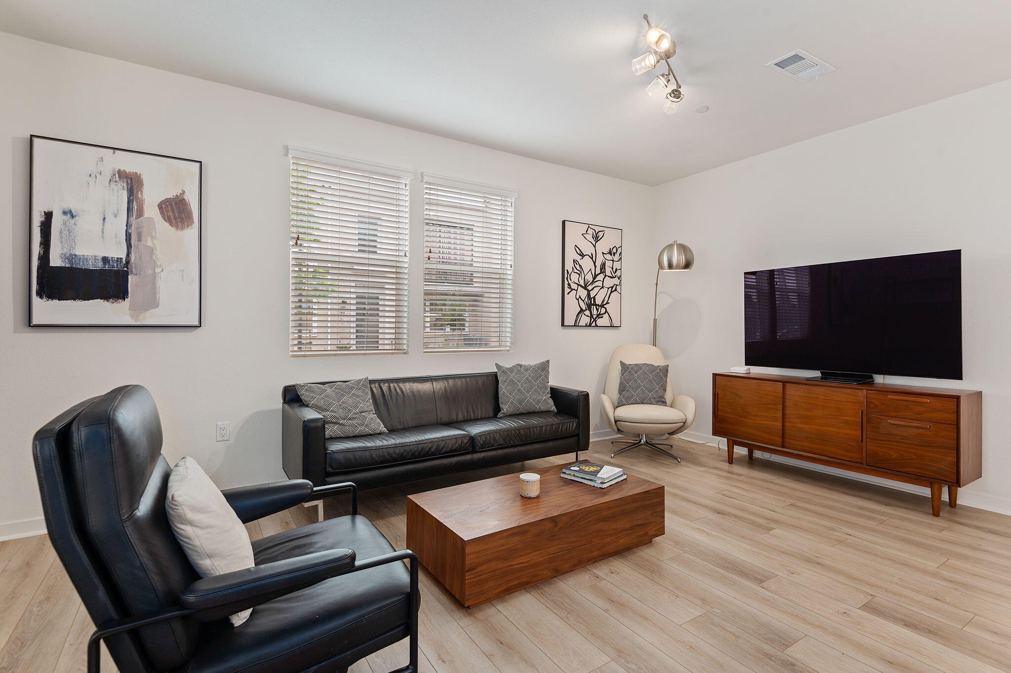 647 Winchester Drive Oxnard, CA 93036 - Photo 4 of 33 Living Area