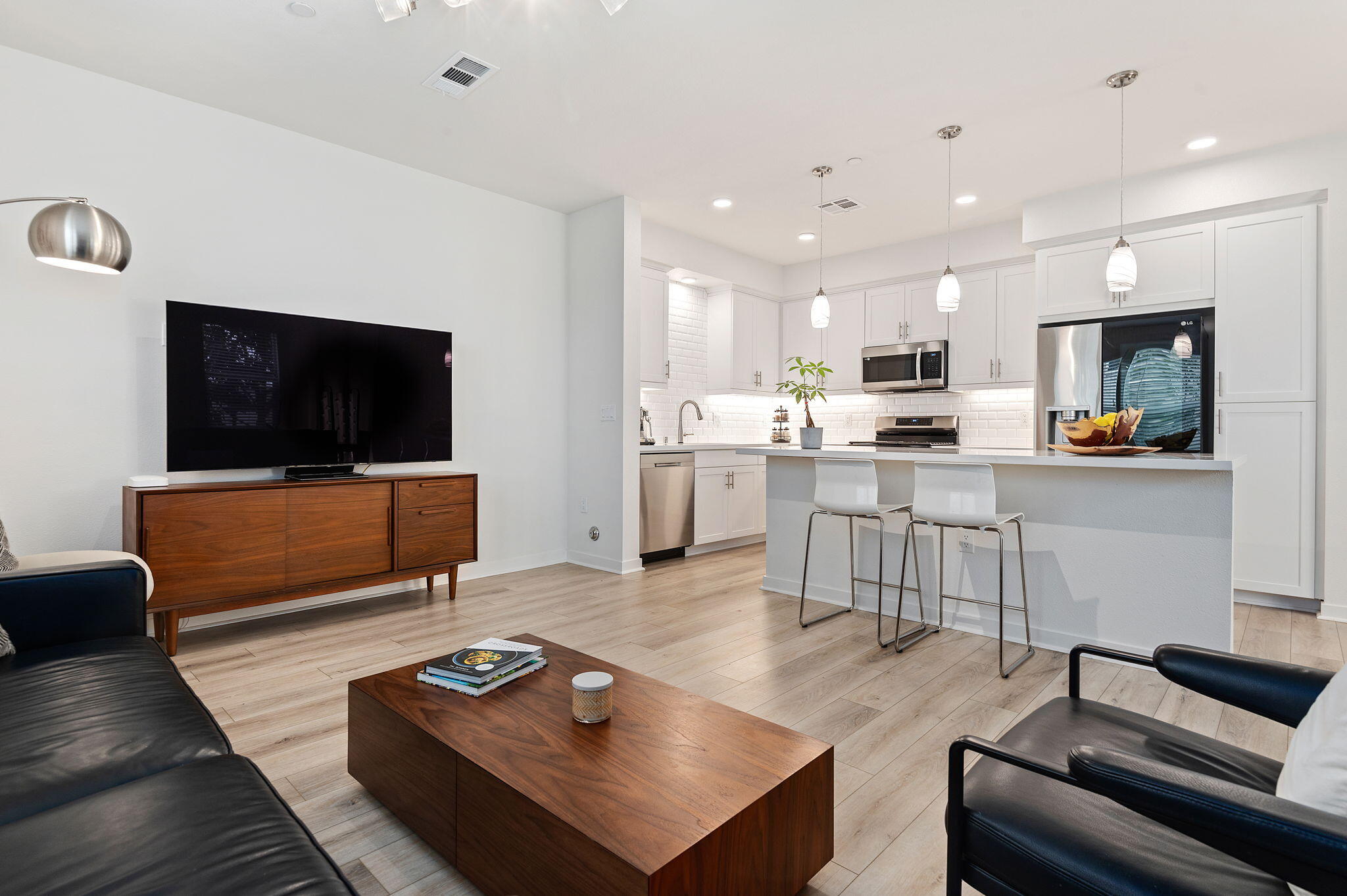 647 Winchester Drive Oxnard, CA 93036 - Photo 5 of 33 Living Area