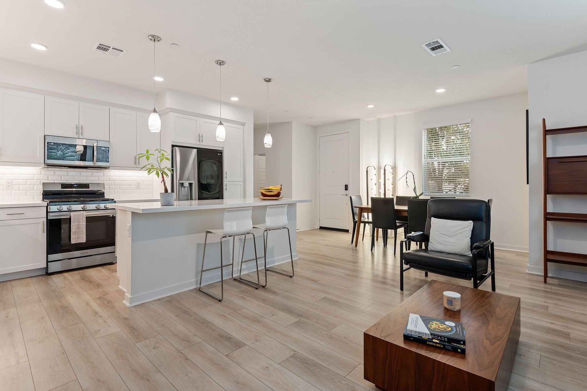 647 Winchester Drive Oxnard, CA 93036 - Photo 6 of 33 Living Area