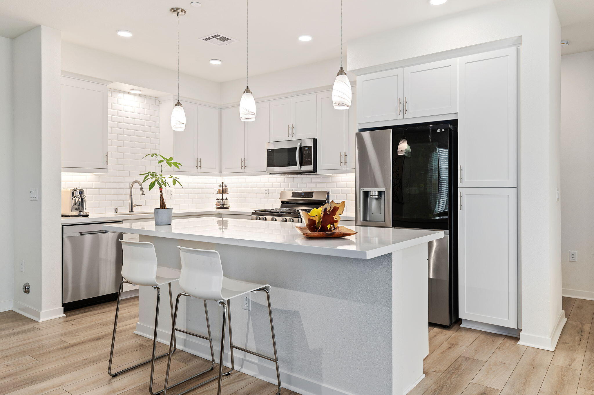 647 Winchester Drive Oxnard, CA 93036 - Photo 9 of 33 Kitchen