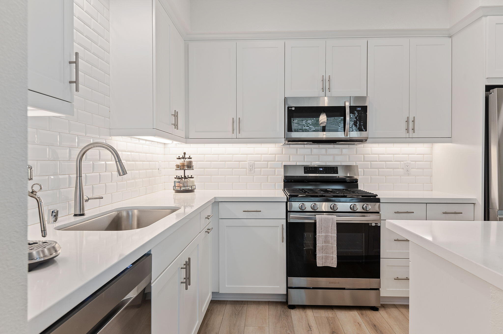 647 Winchester Drive Oxnard, CA 93036 - Photo 10 of 33 Kitchen