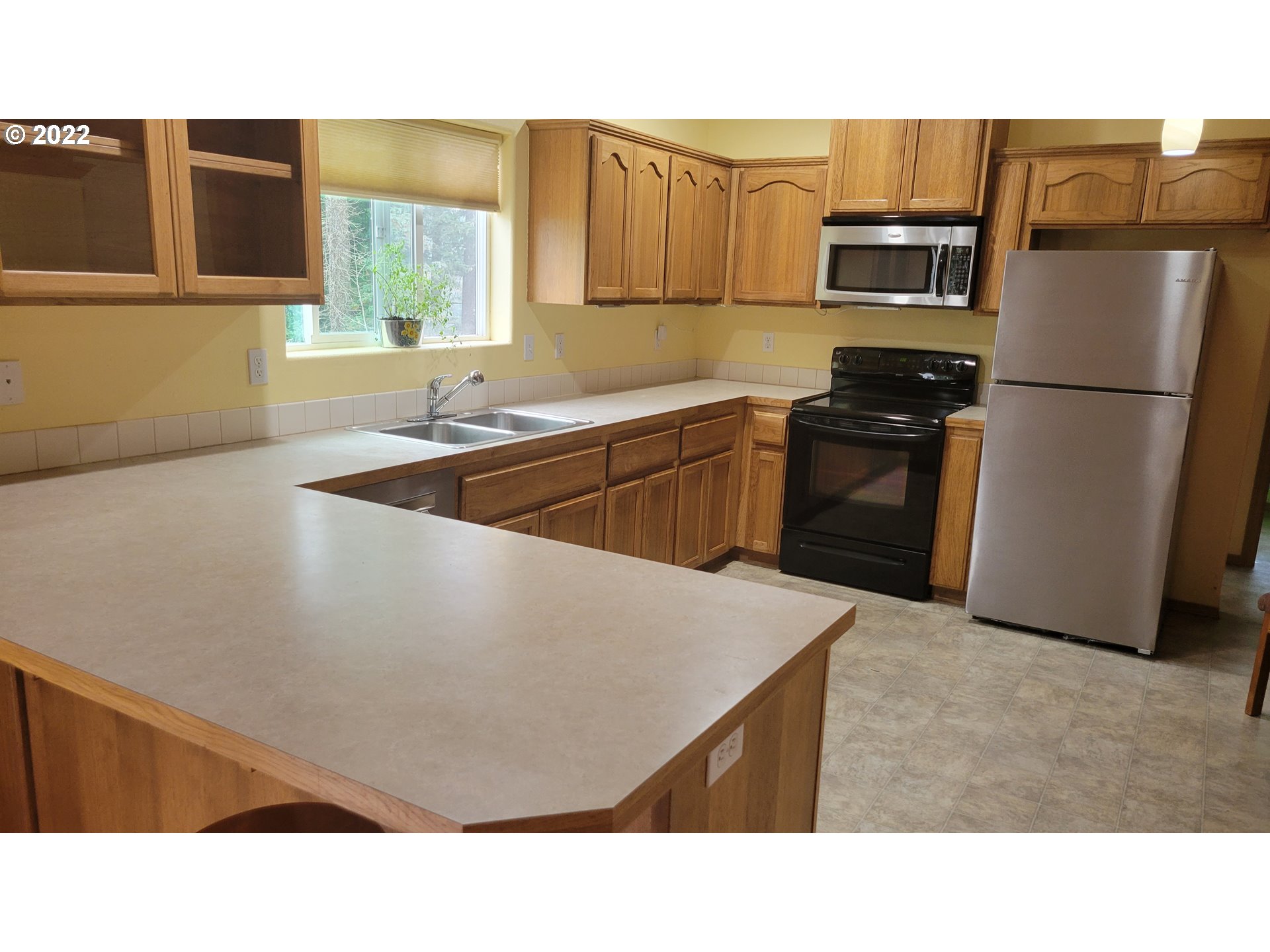 816 Southeast Darrow Road Estacada, OR 97023 - Photo 7 of 29 a kitchen with a refrigerator stove and microwave