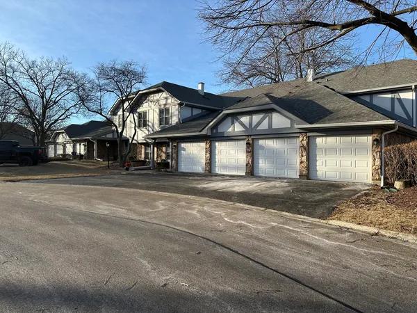 $2,250 | 1310 Cromwell Court, Unit 1310, Vernon Hills, IL 60061