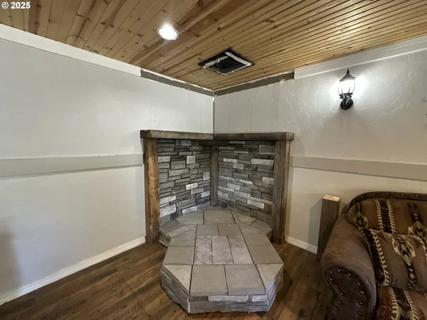 $220,000 | 748 East Main Street, John Day, OR 97845