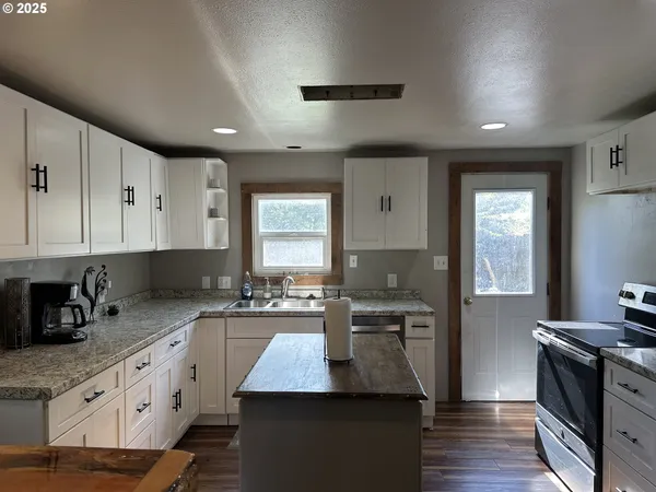 $220,000 | 748 East Main Street, John Day, OR 97845