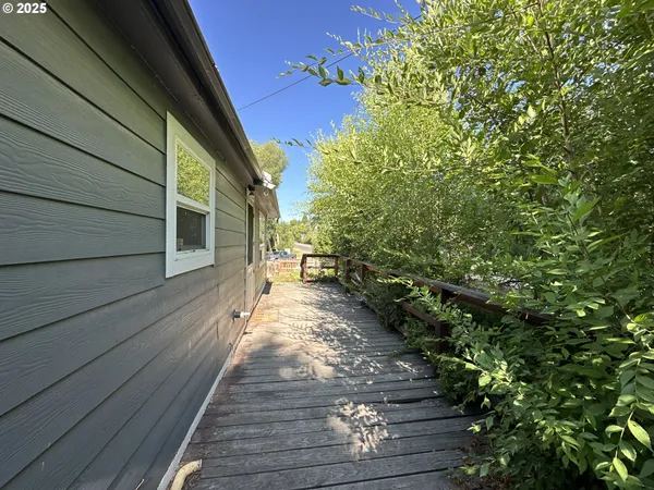 $220,000 | 748 East Main Street, John Day, OR 97845