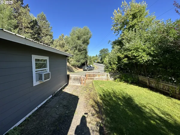 $220,000 | 748 East Main Street, John Day, OR 97845