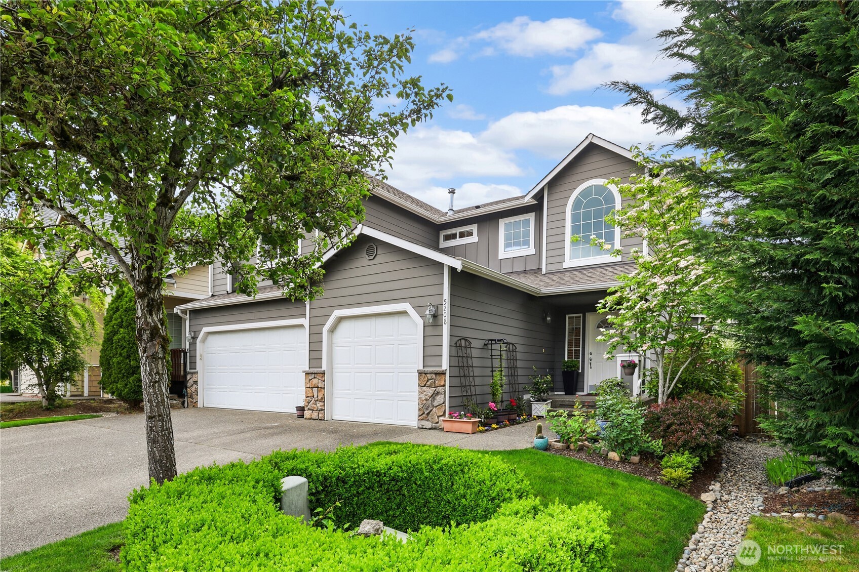 5208 Northeast 8th Court Renton, WA 98059 - Photo 2 of 34