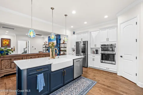 a large kitchen with kitchen island a large island in it