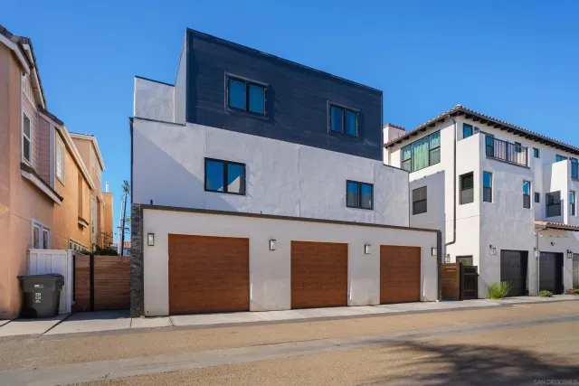 $1,550,000 | 806 North Cleveland Street, Unit 1, Oceanside, CA 92054