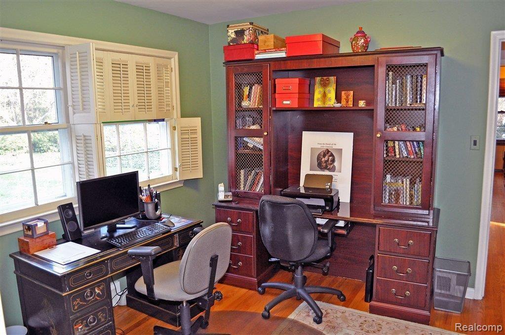 950 Shoreham Road Grosse Pointe, MI 48236 - Photo 13 of 23 11--Bd.-rm-office.jpg
