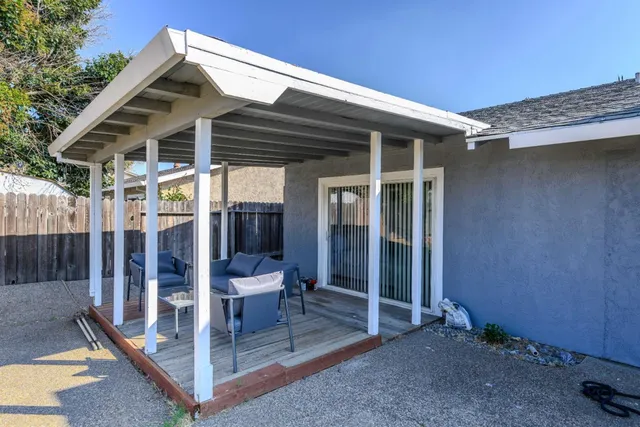 a view of a house with backyard and porch
