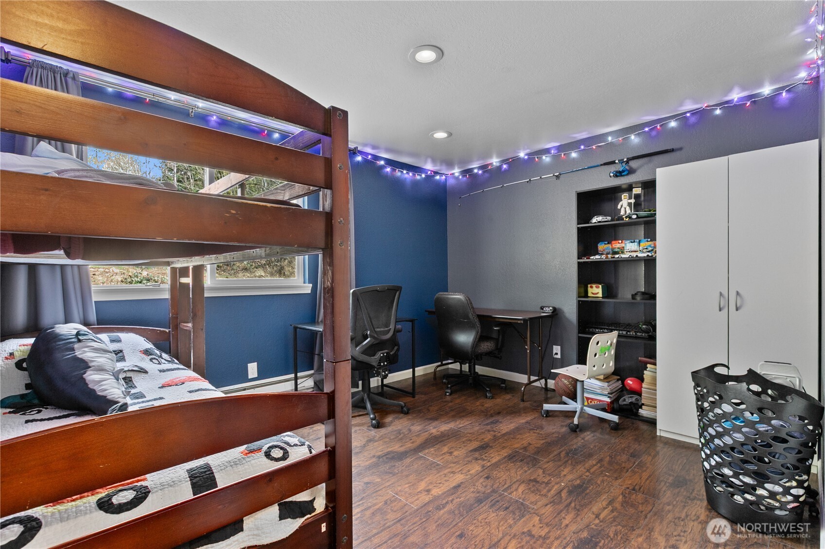 22731 Prairie Road Sedro-Woolley, WA 98284 - Photo 16 of 37 a living room with furniture and a couch