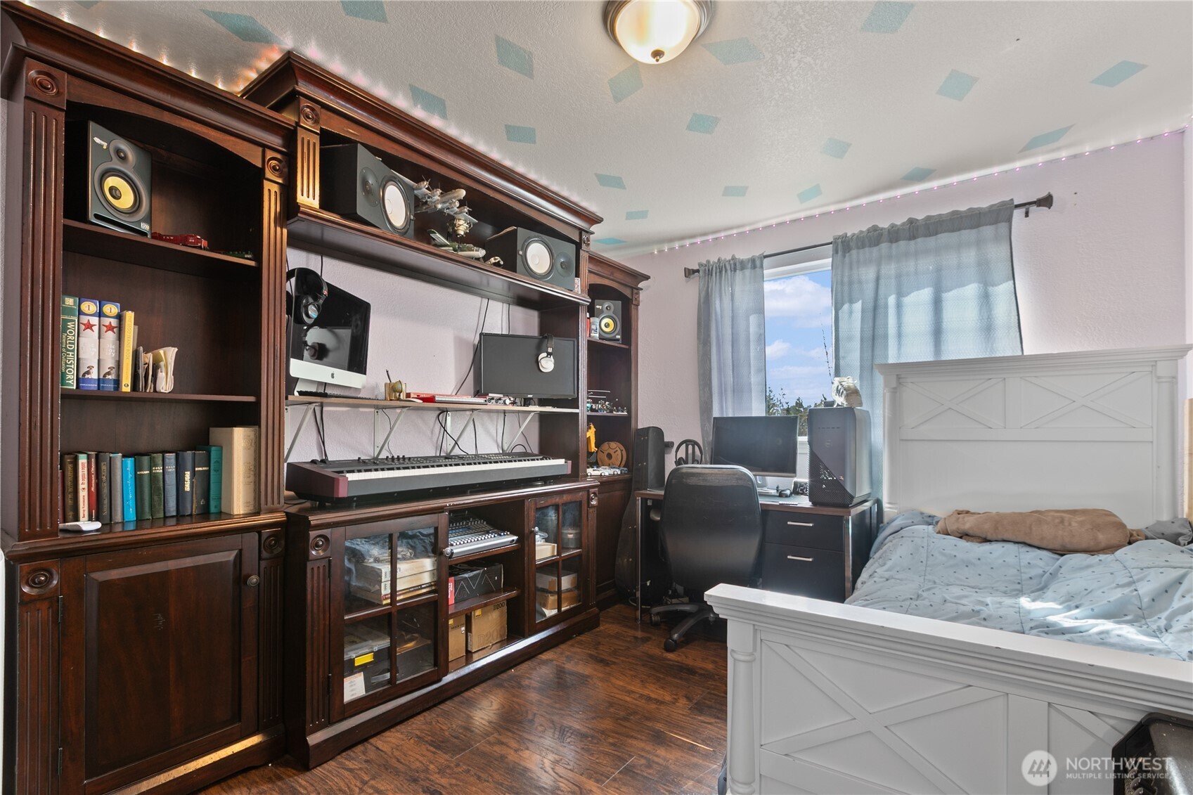 22731 Prairie Road Sedro-Woolley, WA 98284 - Photo 17 of 37 a living room with furniture