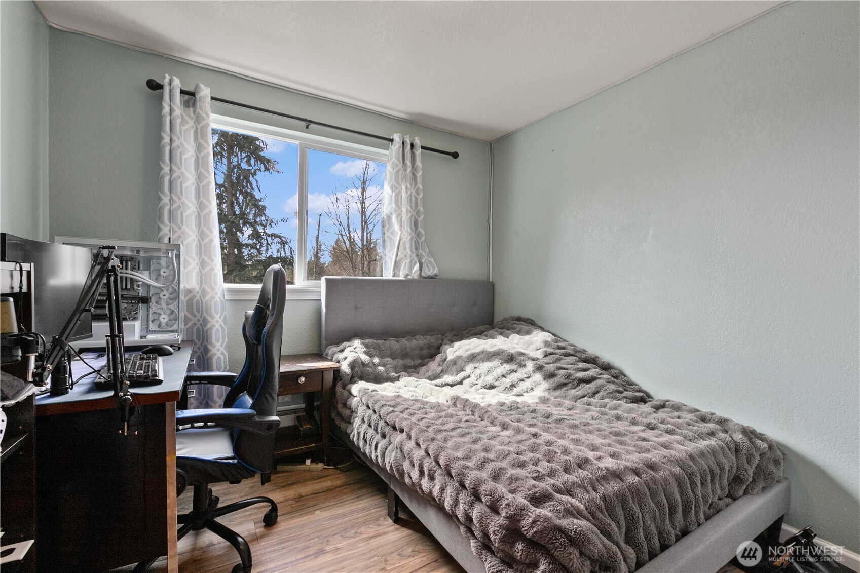 22731 Prairie Road Sedro-Woolley, WA 98284 - Photo 18 of 37 a bedroom with a bed and a window