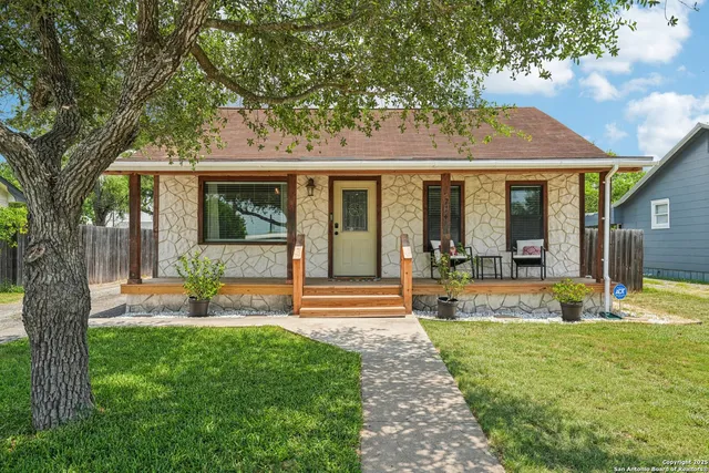 $230,000 | 714 North Esplanade Street, Karnes City, TX 78118