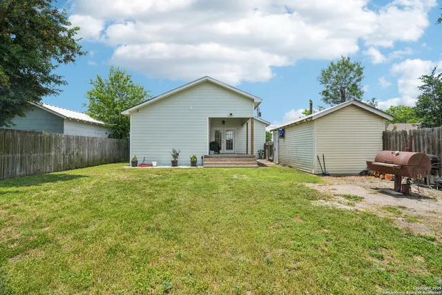 $230,000 | 714 North Esplanade Street, Karnes City, TX 78118