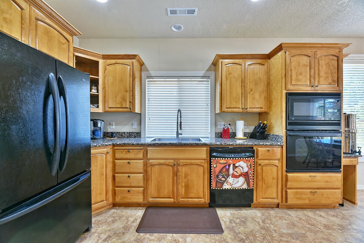 1073 Coral Ridge Eagle Point, OR 97524 - Photo 11 of 33 12
