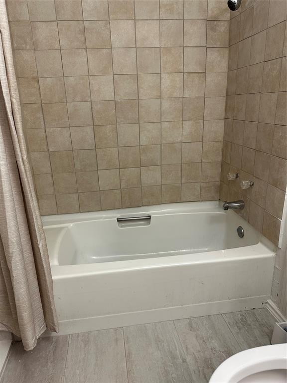 846 Truman Circle Lancaster, TX 75146 - Photo 17 of 30 a bathroom with a bathtub